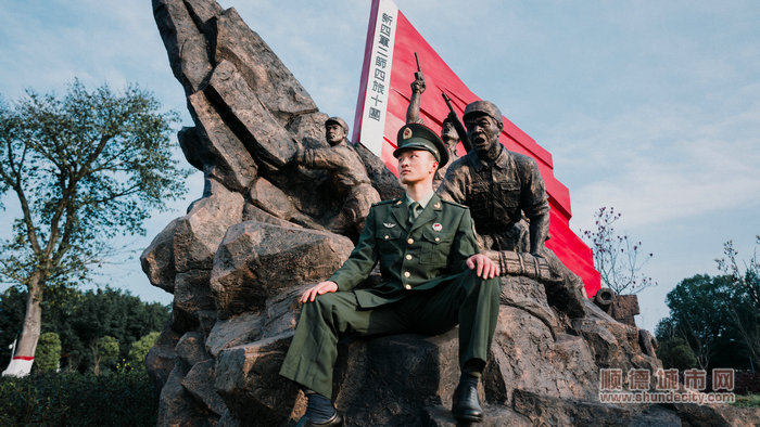 蘭奕霖的軍人氣質十足。.jpg