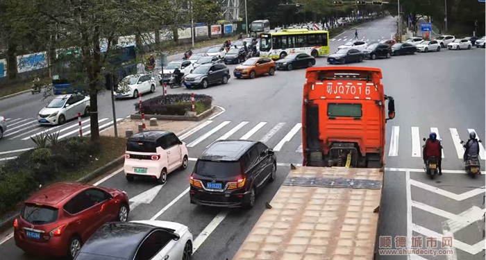 德勝東路-職院橫路路口高峰擁堵嚴重.jpg