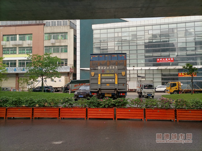 石墩拆除后，換上了花箱。.jpg