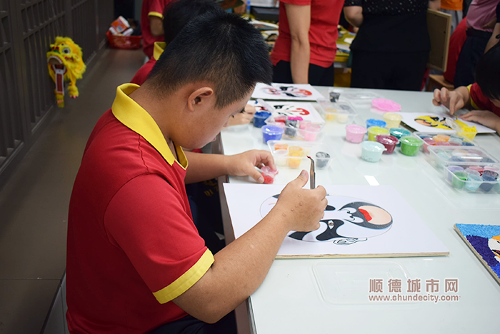 學生進行手工操作.png