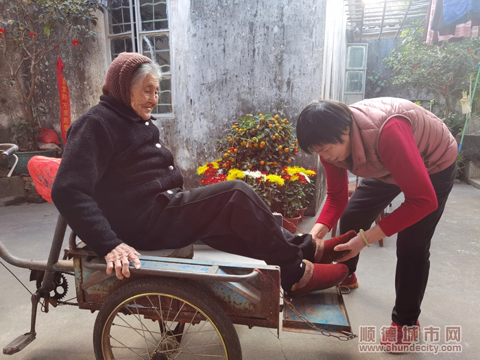 初春午后，李橋興為婆婆洗完澡，穿戴暖和，扶婆婆穩坐在三輪車上，外出溜圈。.jpg