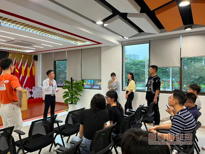與琴湖社區(qū)年輕干部交流經(jīng)驗(yàn)。.jpg
