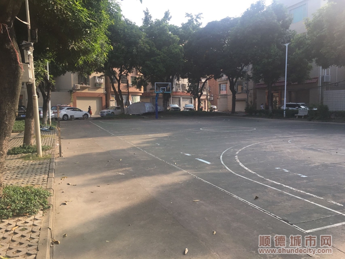改造前的大良近良社區(qū)五坊籃球場.jpg
