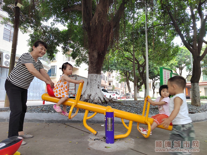 新增的蹺蹺板也成為孩子們最喜歡的娛樂設(shè)施。.jpg