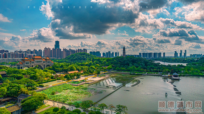 俯瞰順峰山公園。（順德城市網攝影俱樂部 馬彥良 攝）.jpg