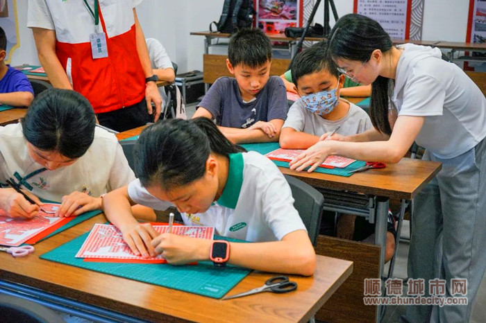 青少年從中體會到剪紙制作的樂趣。.jpg