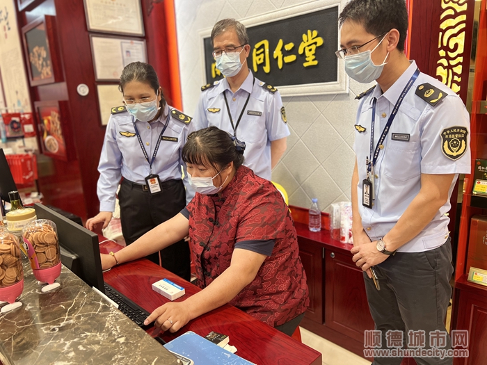 執法人員現場檢查零售藥店經營情況.jpg
