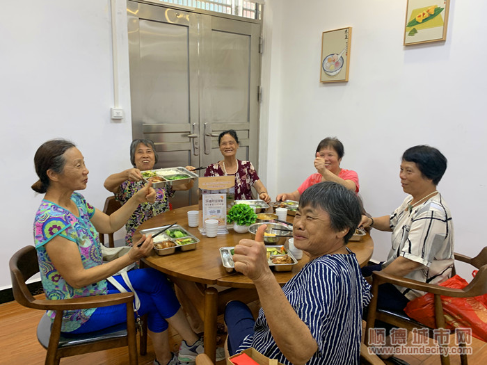 長者們對飯堂的出品豎起了大拇指。.jpg