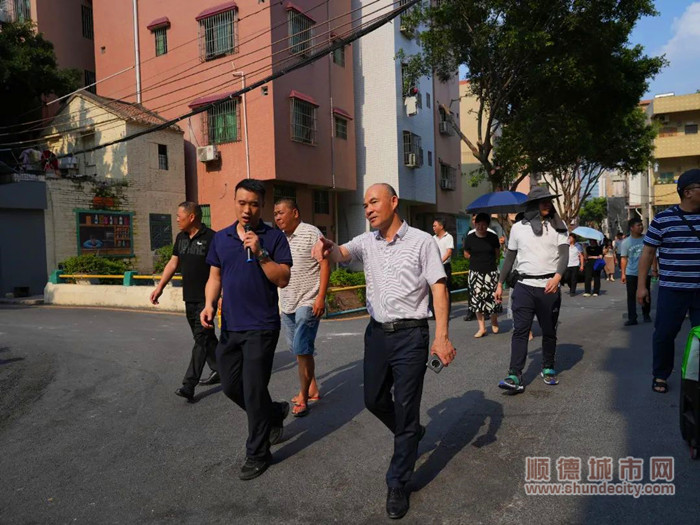 走訪南海桂城平西社區(qū)，聽取社區(qū)負(fù)責(zé)人介紹情況。.jpg