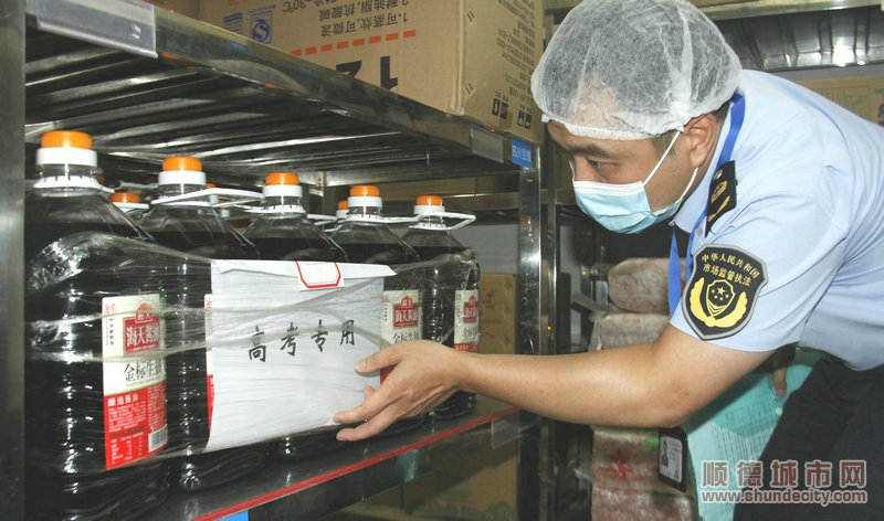 3.檢查人員查看食品標簽是否正常，是否將高考專用食品集中擺放管理，并提醒食堂管理人員注意保持空氣流通，防止倉庫悶熱影響食品保存。.JPG