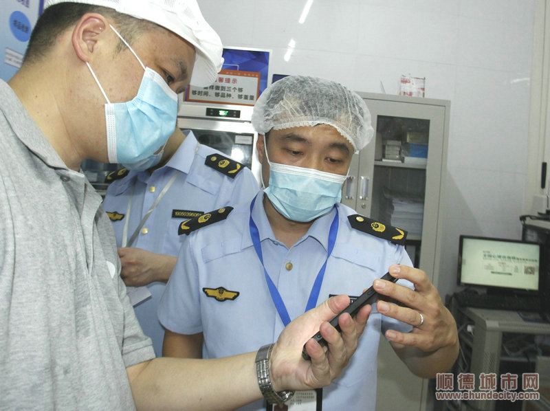 1.在順德一中考點，檢查人員查看考點開展食品安全相關的培訓記錄。.JPG