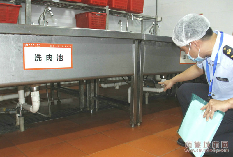 7.檢查人員仔細檢查洗肉池上下，發現清洗得十分干凈。.JPG