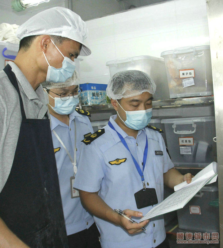 9.在點心間，檢查人員仔細查看半成品發酵過程中的添加劑使用情況，發現使用的添加劑是泡打粉，類型和劑量在允許范圍內。.JPG