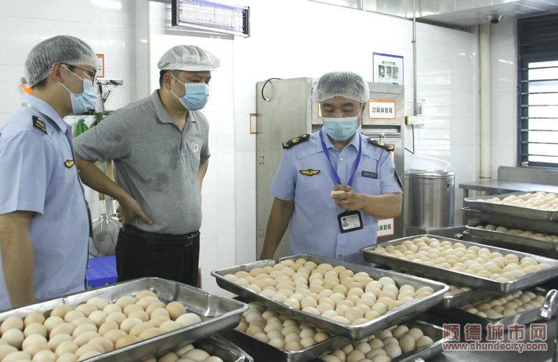 5.檢查人員提醒考點食堂負責人，雞蛋烹制前務必清洗干凈，避免考生食用后出現不適。.JPG