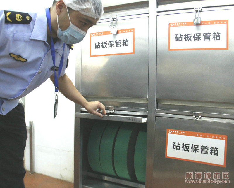 6.檢查人員打開砧板保管箱，檢查砧板使用后是否清洗干凈，外表層是否有破損，是否按照用途進行分類保管。.JPG