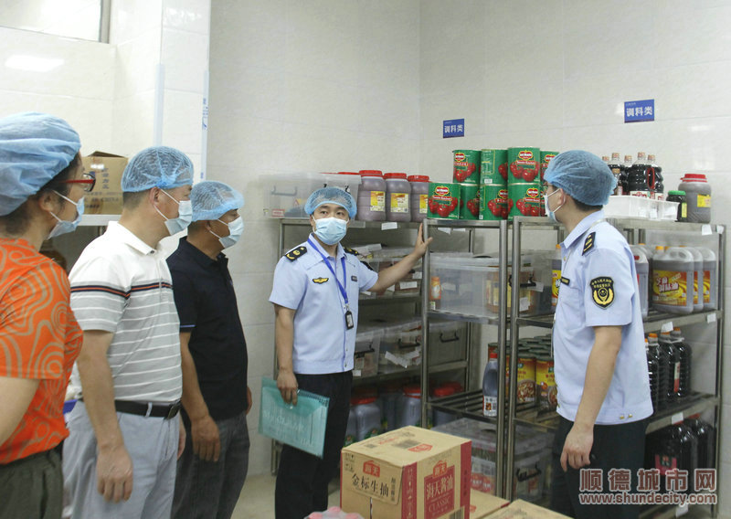 14.檢查人員提醒考點食堂負責人，高考專用食材一定要集中存放，非高考專用食材切勿打開混用。.JPG