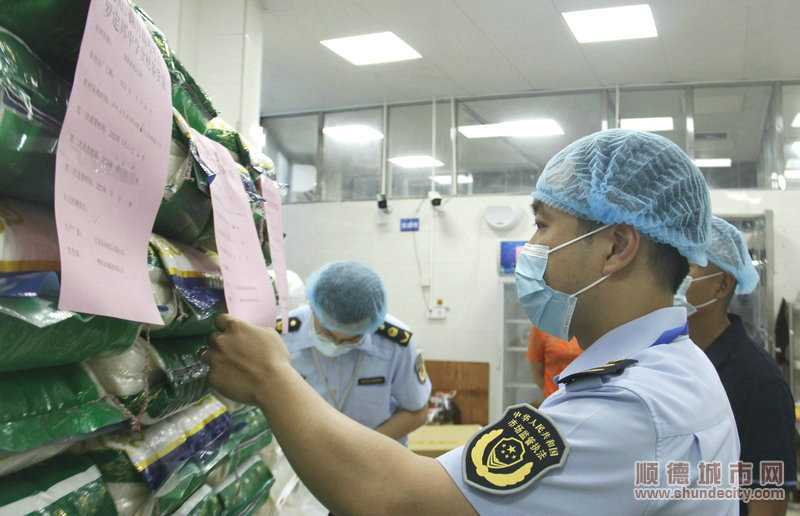 13.在羅定邦中學的主食副食倉庫，檢查人員仔細核對原材料進貨渠道、進貨時間、保質期及有無檢測報告，發現各類安全要素一一齊備。.JPG