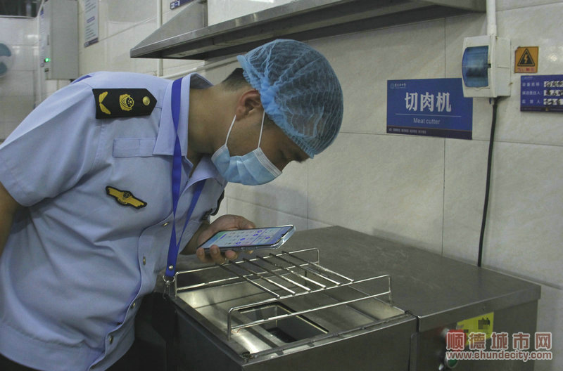 15.檢查人員仔細查看切肉機內是否有碎屑殘留、是否有異味、是否清洗干凈。.JPG