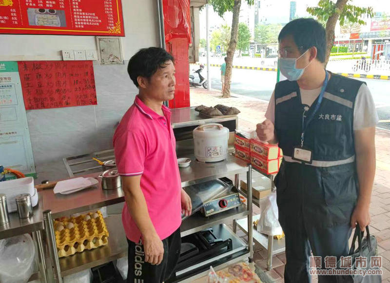 19工作人員對考點學校周邊餐飲店進行檢查。.jpg