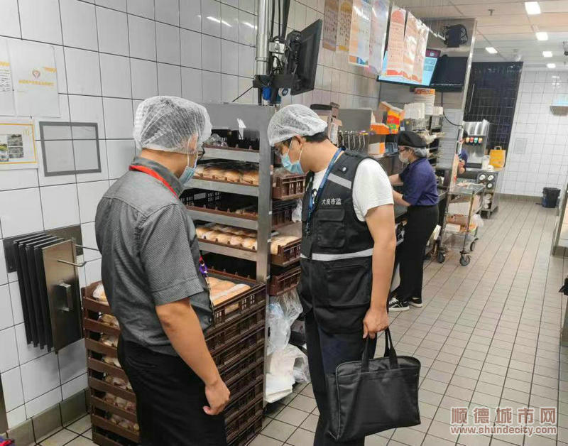 2019工作人員對考點學校周邊食品銷售店進行檢查。.jpg