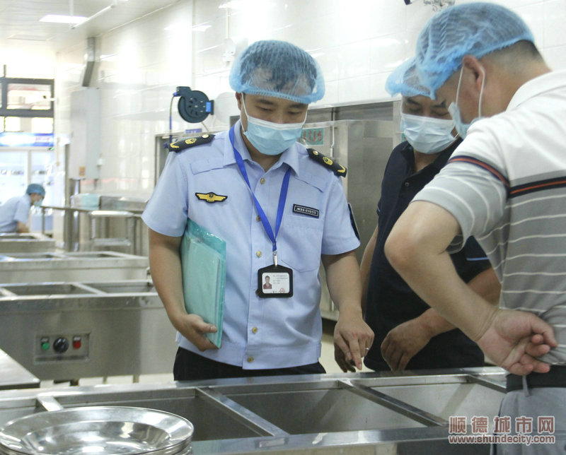 18.檢查人員在配餐間檢查保溫池溫度是否合適，內部是否干凈整潔。.JPG