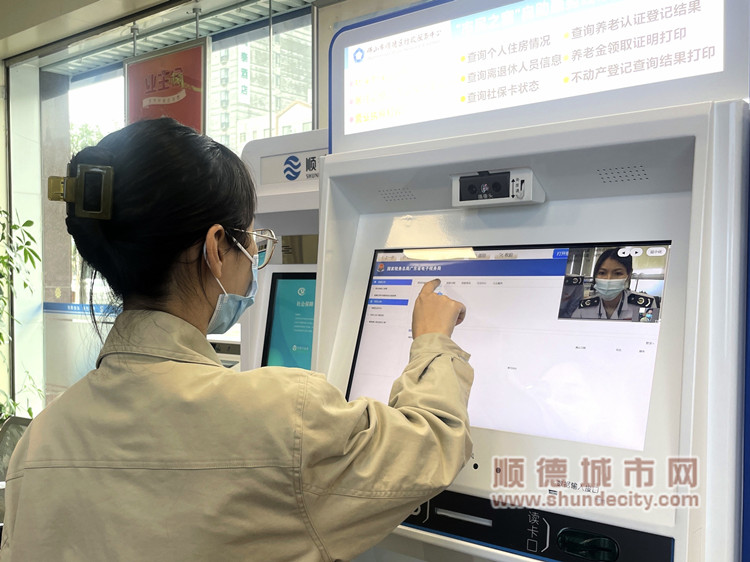 “一鍵呼叫”輔導(dǎo)市民自助辦稅.jpg