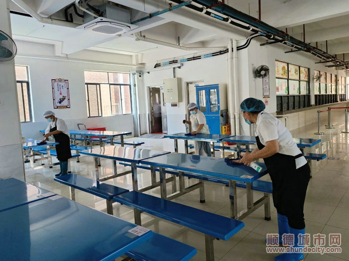 工作人員對食堂進行消毒。.jpg