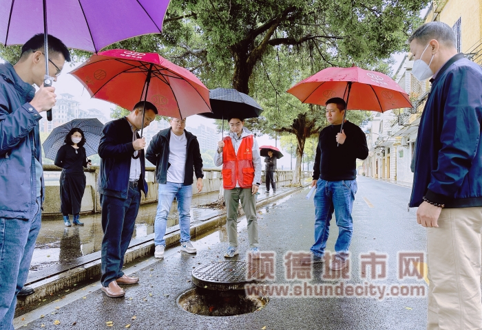 鎮(zhèn)公服辦鐘智鵬通過“村居約請+部門報到工作制度”在均安社區(qū)西堤路處理路面積水問題_副本.jpg