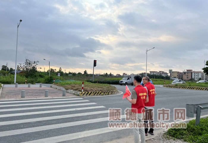 身穿“黨群先鋒隊”紅馬甲的均安鎮(zhèn)干部值守在各個主要路口。1_副本.jpg