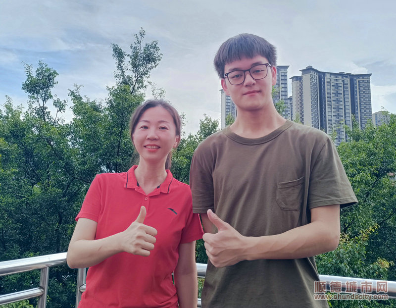 龍江中學江昌浩和班主任合影。.jpg
