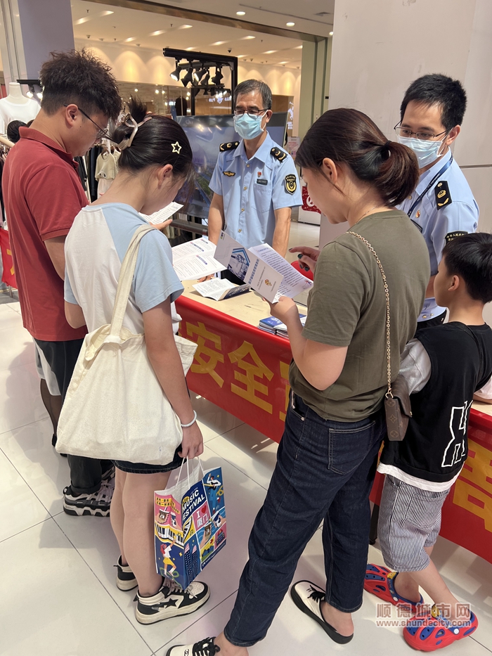 大良市監所執法人員在順德印象城向公眾講解常見家用醫療器械的正確使用方法及注意事項_(1).jpg