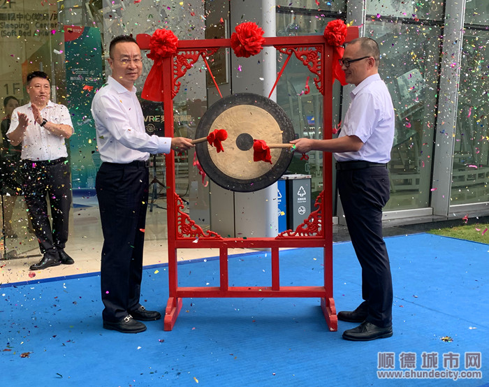 嘉賓為首發(fā)班車敲鑼。.jpg