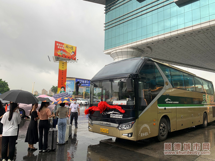 旅客登上首發(fā)班車。.jpg