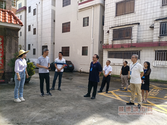 視察組探討該村人居環(huán)境整治。.jpg
