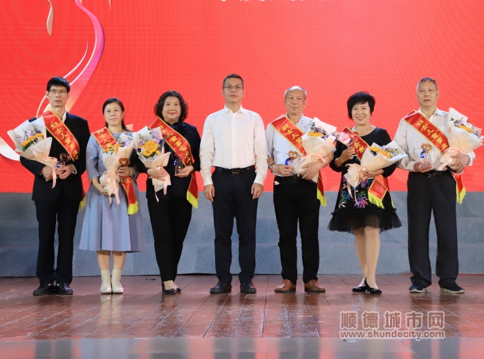 婦聯(lián)頒獎(jiǎng)（愛心達(dá)人）_看圖王_副本.jpg