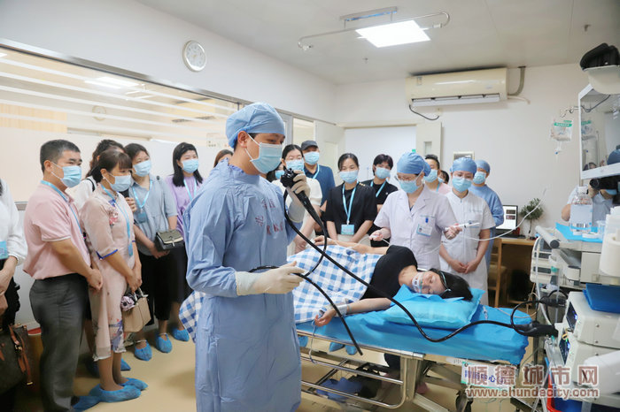 醫生現場為體驗官做胃鏡檢查.jpg