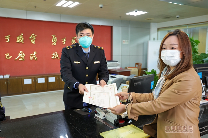 照片說明：全市首個“市監稅務促進個體工商戶發展工作服務站“發出第一張“個轉企”營業執照.jpg
