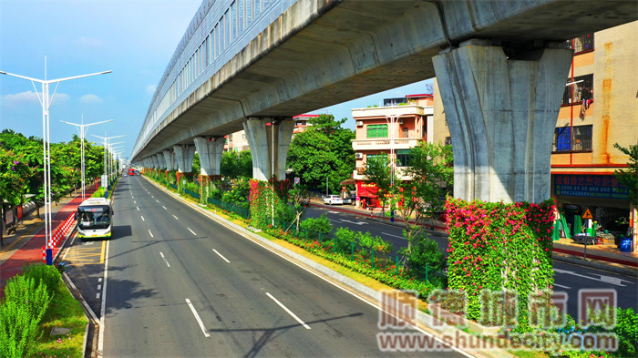 馬路變花道、空地變花園。將“以花美景”的誠(chéng)意，延伸到群眾“家門口”。.jpg