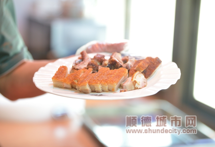 由均安鎮轄區內食品生產企業生產出的均安燒豬，肥瘦相宜、皮脆肉嫩，讓人食指大動。（攝影：甘培田）_副本.jpg