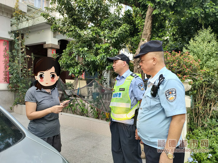 陳村派出所民警向群眾講解詐騙套路.jpg