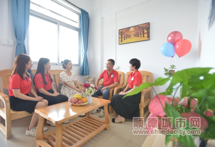 順峰小學(xué)歐陽信芳校長（右二）及一眾行政老師為新教師莫少敏介紹學(xué)校情況，緩解新教師入職的緊張和焦慮。（攝影：甘培田）_副本.jpg