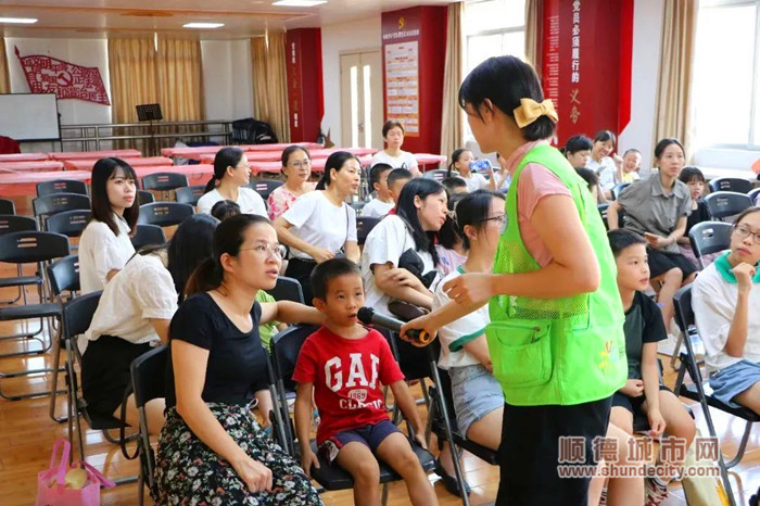 親子閱讀活動有助于提高孩子的學習能力、想象力和創造力。.jpg