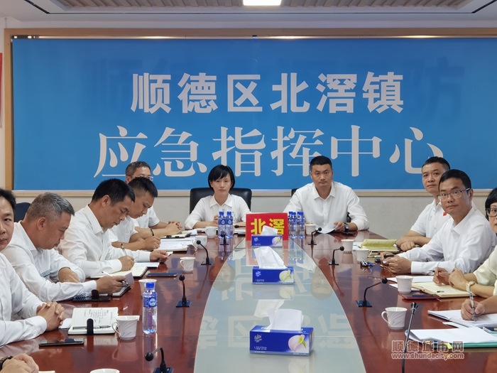 8.30北滘鎮(zhèn)立即召開防御臺(tái)風(fēng)“蘇拉”部署工作會(huì)議。區(qū)委常委、鎮(zhèn)黨委書記唐磊晶，鎮(zhèn)黨委副書記、鎮(zhèn)長(zhǎng)王德華，黨委委員、副鎮(zhèn)長(zhǎng)康子年參加會(huì)議.jpg