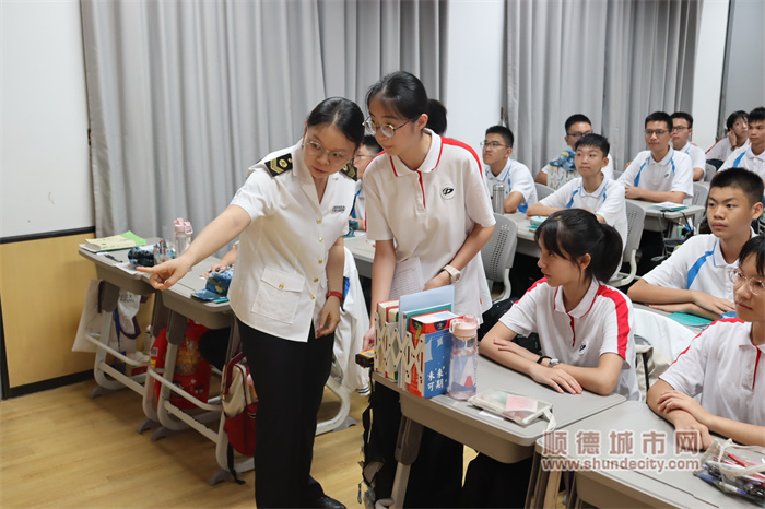 圖2：衛生監督員現場教授高一新生測量前排課桌距黑板距離.jpg
