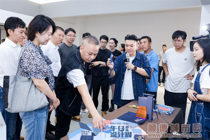 嘉賓參觀均安牛仔設計城展廳.jpg