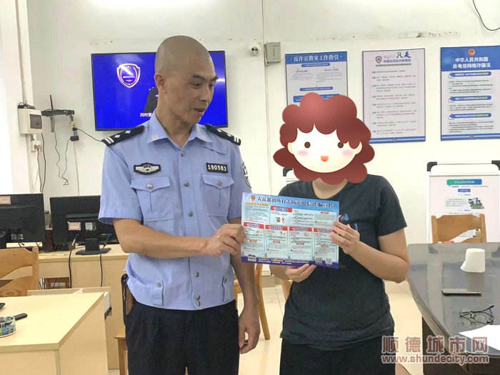 群眾到警務室接受教育_1.jpg