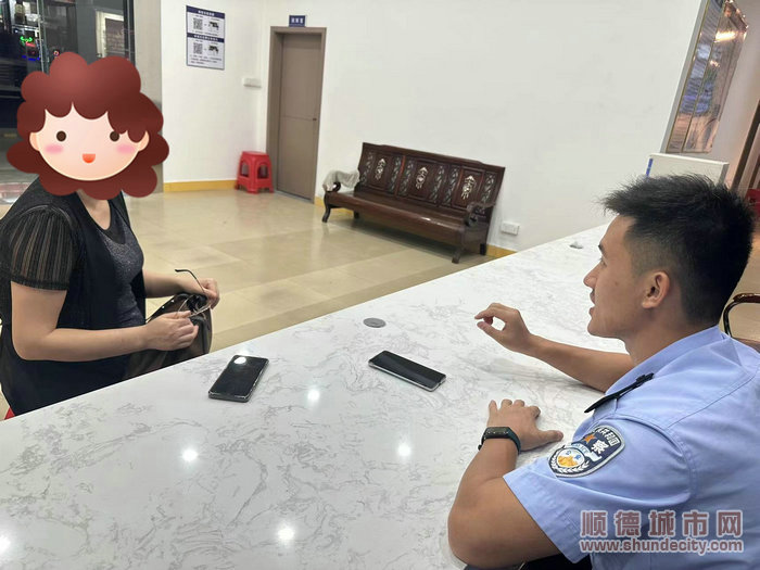 民警向事主開展反詐宣傳。.jpg
