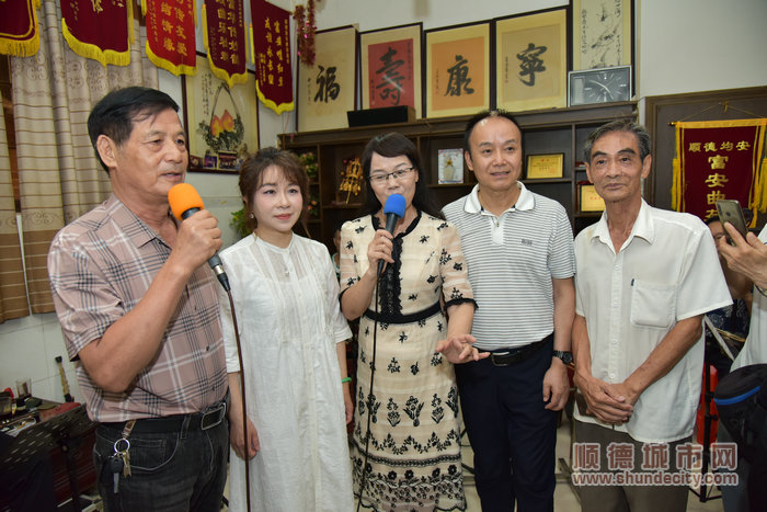 梁玉嶸和種玉杰同均安民間曲藝愛好者合影.JPG