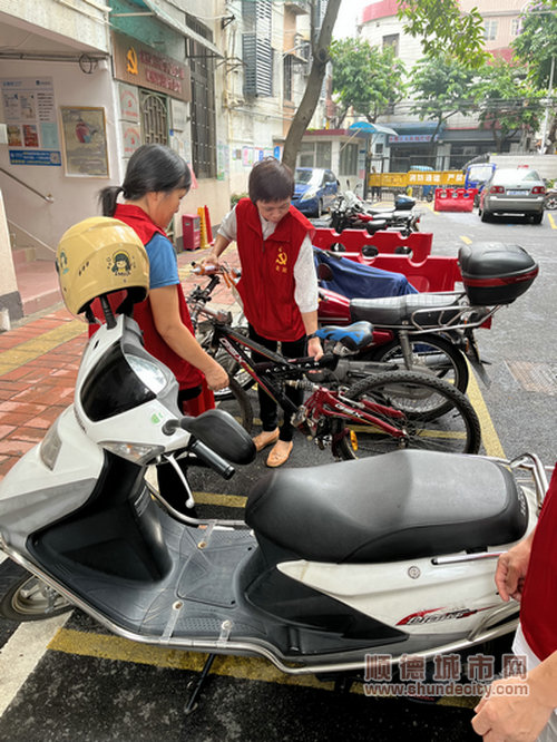 小區黨支部代表協助居民有序擺放車輛.jpg
