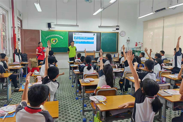 學生踴躍舉手提問.jpg